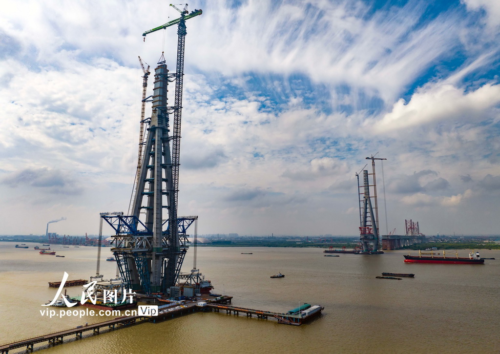 9月2日，建设者在常泰长江大桥主航道桥泰州侧施工现场进行钢桁梁悬臂架设准备。