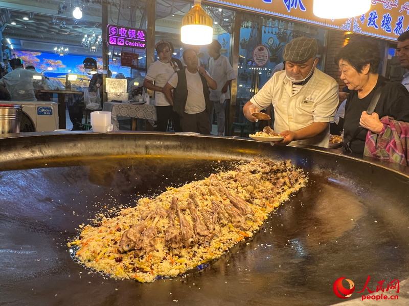 在喀什古城的汗巴扎夜市，各種特色美食匯聚於此，抓飯是必嘗美食。人民網記者 常雪梅攝