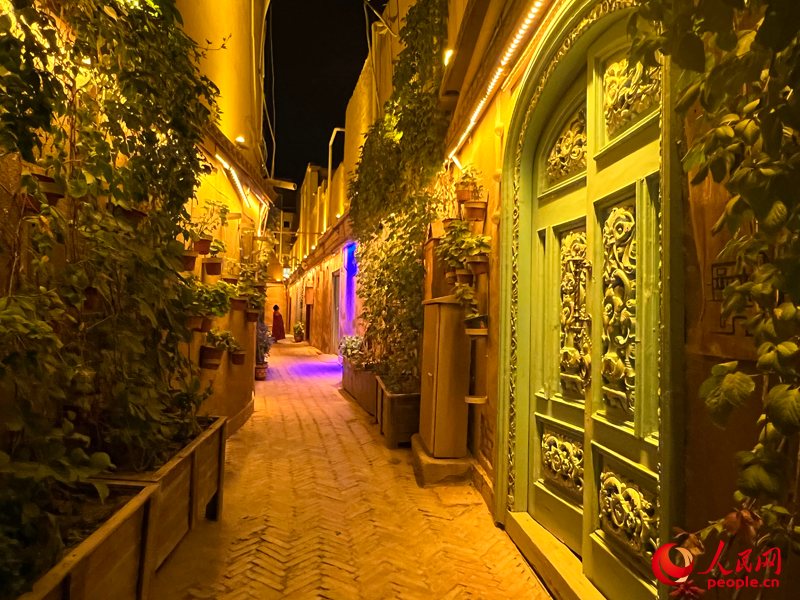 喀什古城中有很多這樣的小巷，在夜幕中溫暖而靜謐。人民網記者 常雪梅攝