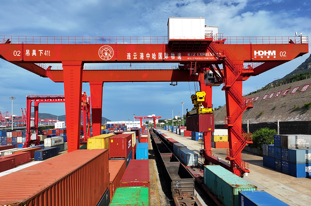 9月4日，在江蘇省連雲港市中哈連雲港物流合作基地，大型機械在吊裝集裝箱（無人機照片）。