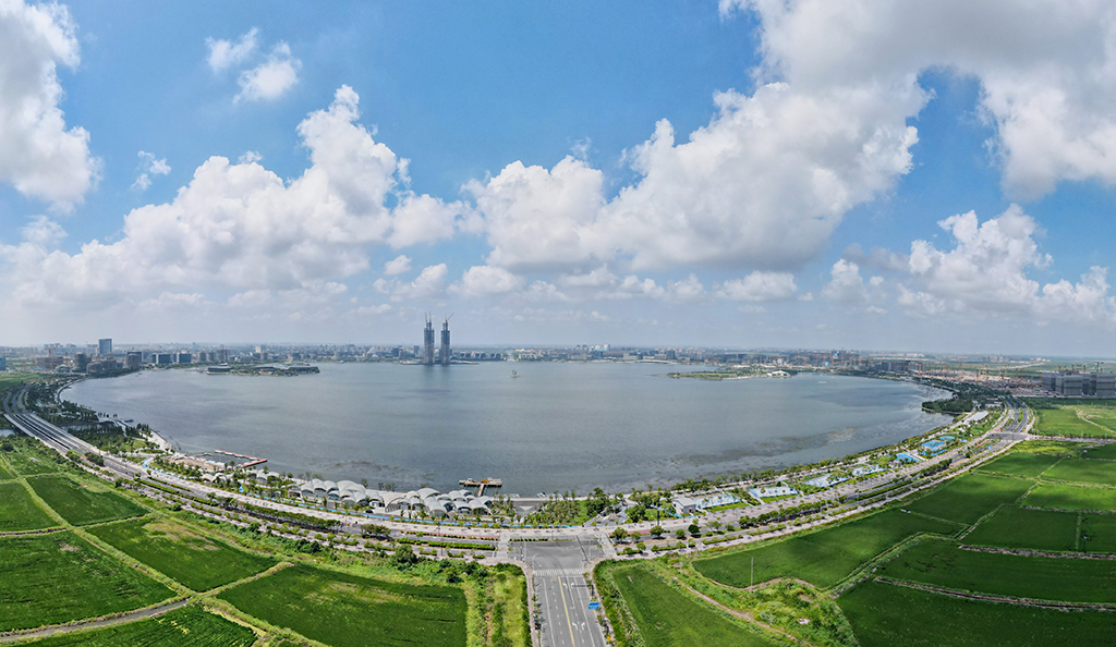 9月6日拍攝的從滴水湖東岸遠眺臨港西島中銀金融中心項目雙子塔樓（無人機照片）。