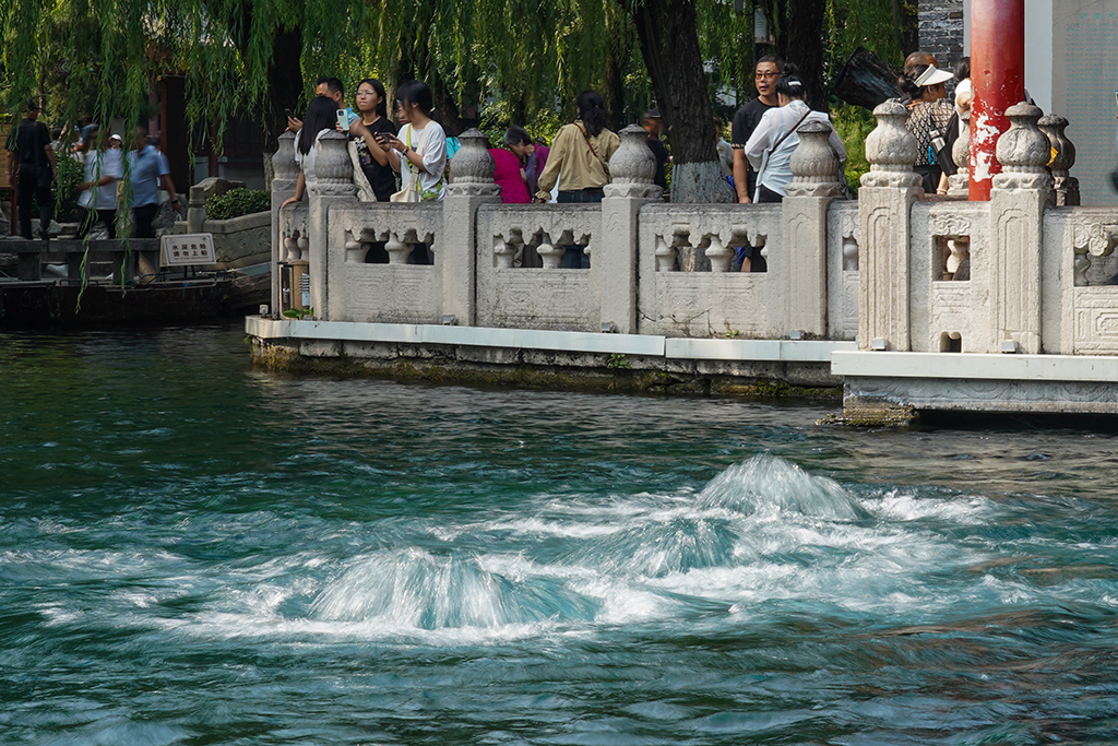 9月6日，游客在濟南趵突泉公園內參觀。