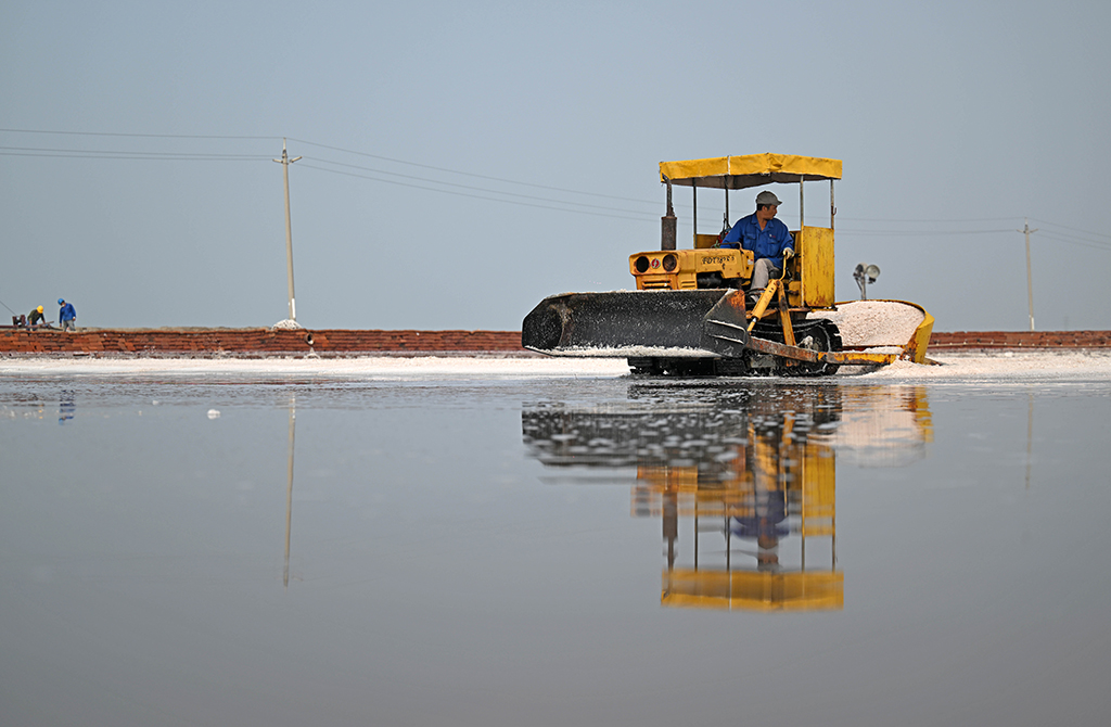 9月6日，在天津長蘆漢沽鹽場，工人在鹽池中測量鹵水深度。新華社記者 趙子碩 攝