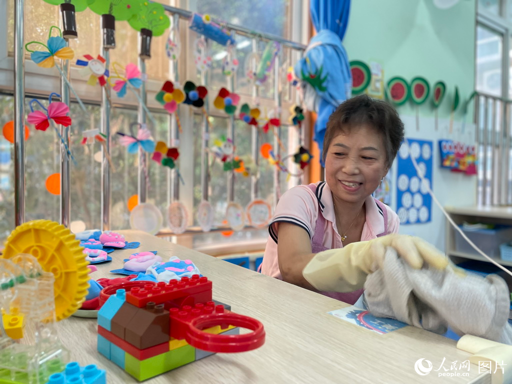 9月7日早晨7点，在湖北省武汉市洪山区华城广场幼儿园，生活老师正在打扫教室卫生，做好小朋友当天入园前的准备。人民网记者 周恬摄