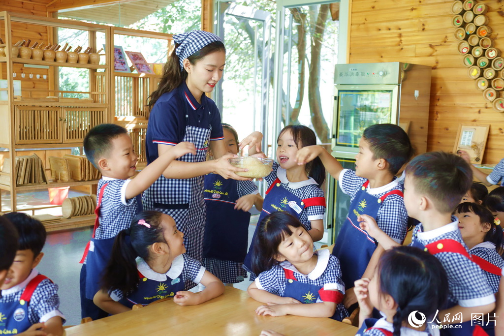 9月8日，在河南省实验幼儿园的食育工坊，小朋友们在食育老师的带领下近距离感受“秋梨银耳莲子羹”的食材――银耳。人民网记者 慎志远摄