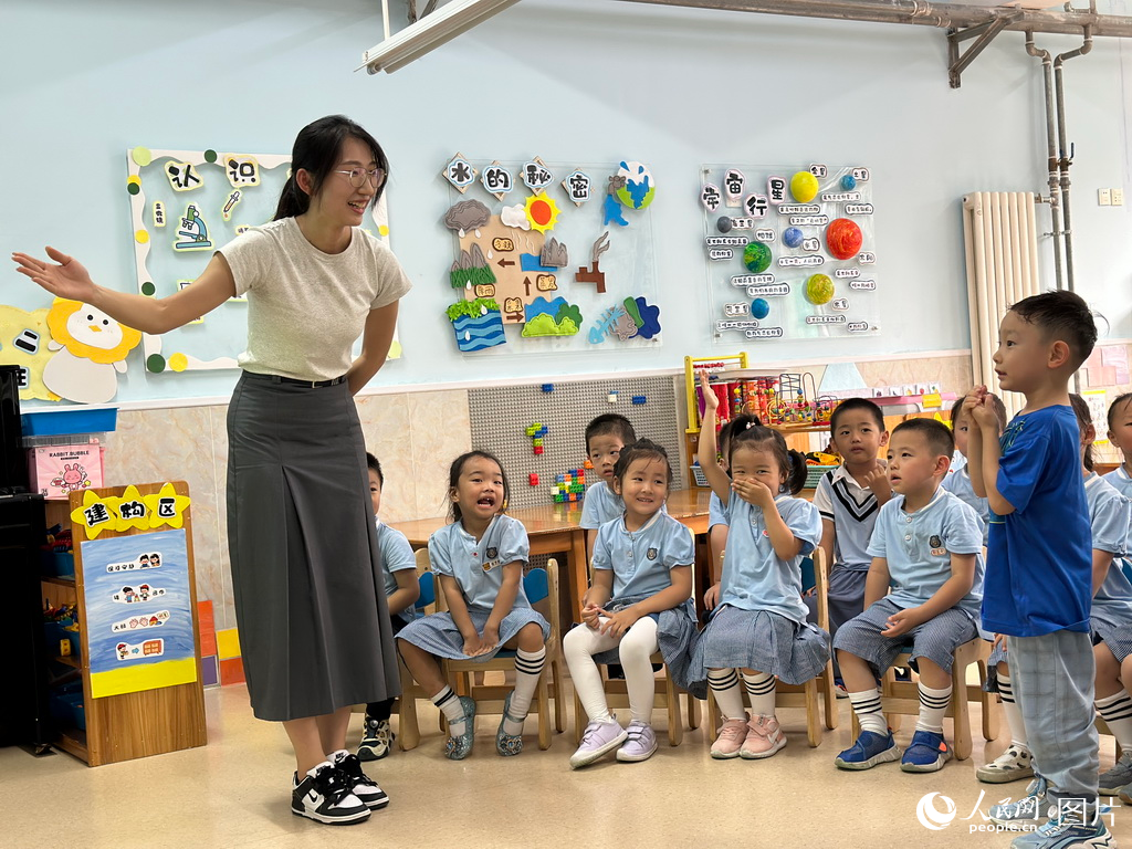 9月7日，济南市市中区乐山幼儿园的老师正在给孩子们上课。人民网 乔姝摄