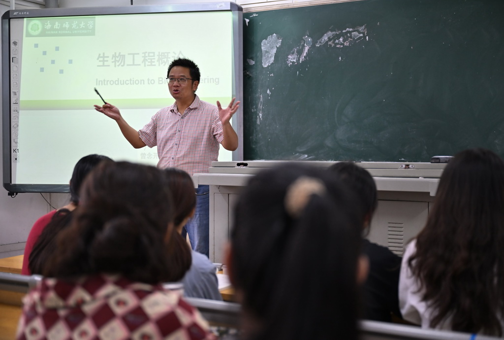 9月7日，曾念開（右）在海南師范大學給學生上課。