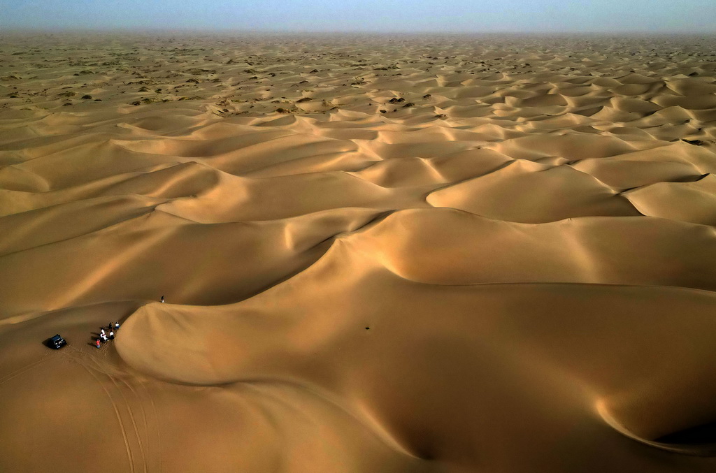 這是9月7日在新疆喀什地區麥蓋提縣N39°沙漠旅游景區拍攝的沙漠風光（無人機照片）。