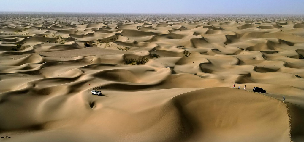 这是9月7日在新疆喀什地区麦盖提县N39°沙漠旅游景区拍摄的沙漠风光（无人机照片）。