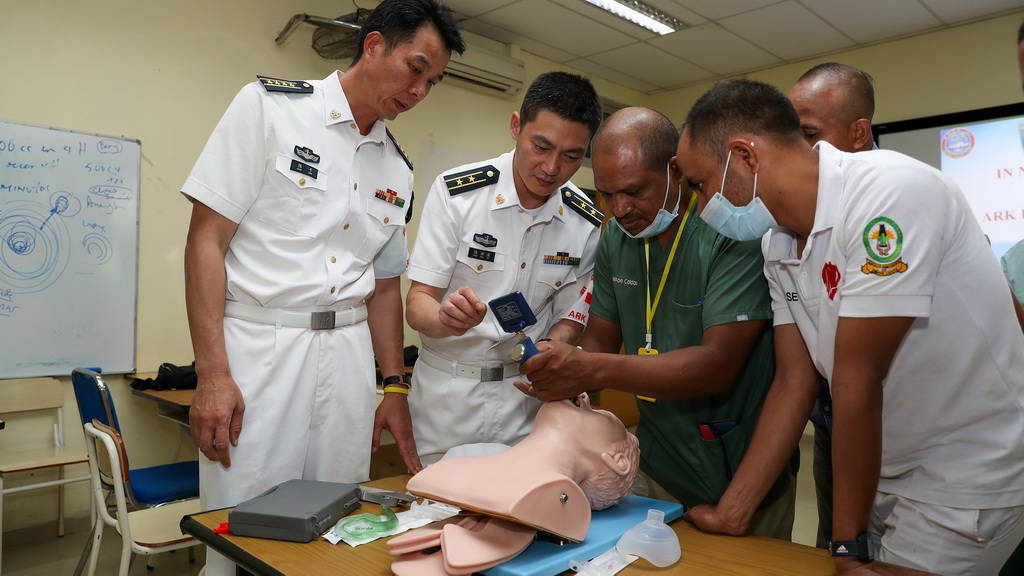 中國海軍“和平方舟”號醫院船派出醫療專家分隊赴東帝汶國立醫院進行ACLS培訓，醫院船醫療專家為當地醫護人員進行實操講解（9月5日攝）。新華社記者 黎雲 攝