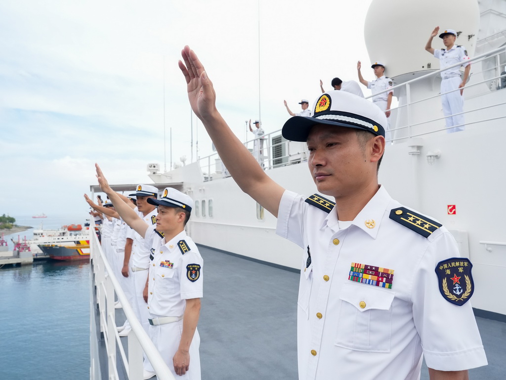9月10日，中國海軍“和平方舟”號醫院船駛離東帝汶帝力港，任務官兵向歡送人群揮手告別。新華社發（謝菲 攝）
