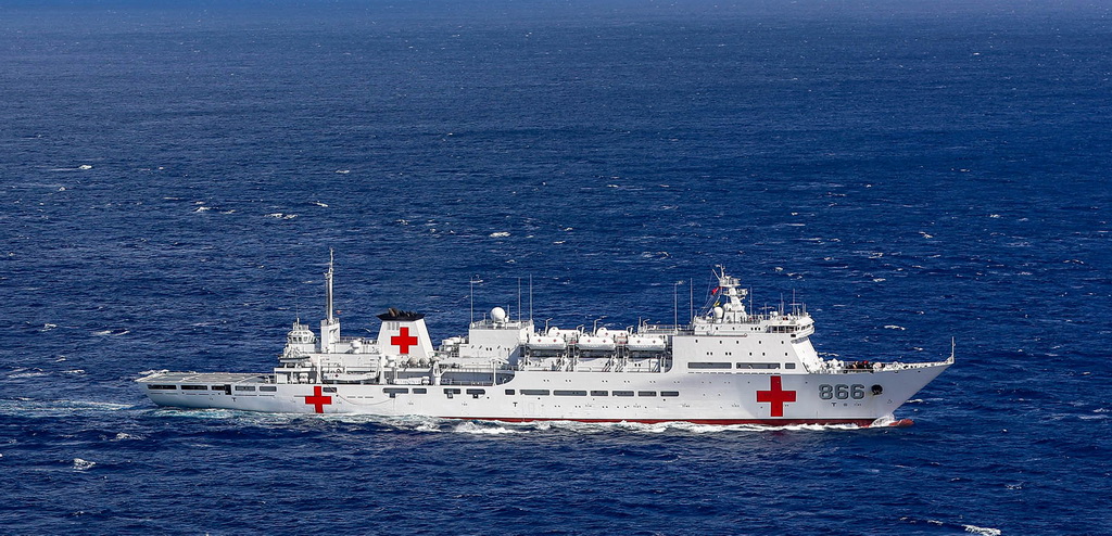 中國海軍“和平方舟”號醫院船在海上航行（8月4日攝）。新華社發（黎宇 攝）