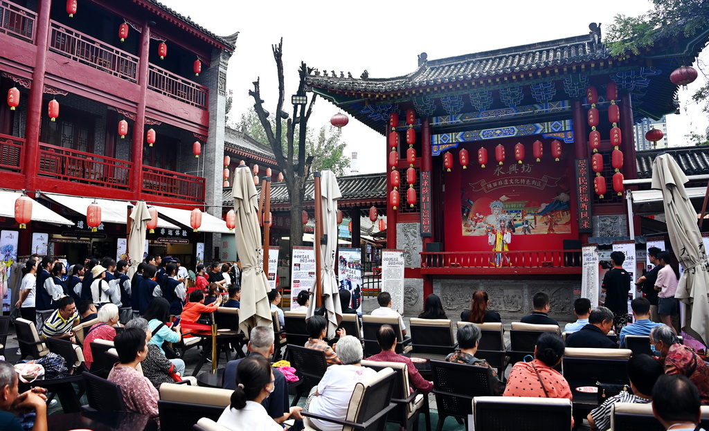 9月12日，西安市新城区“遇见城墙・非遗韵”非遗集市上，观众在欣赏秦腔表演。