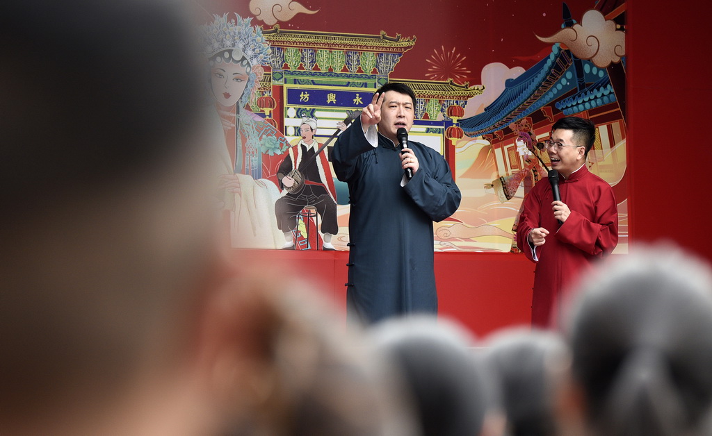 9月12日，西安市新城區“遇見城牆·非遺韻”非遺集市上，觀眾在欣賞陝派相聲表演。