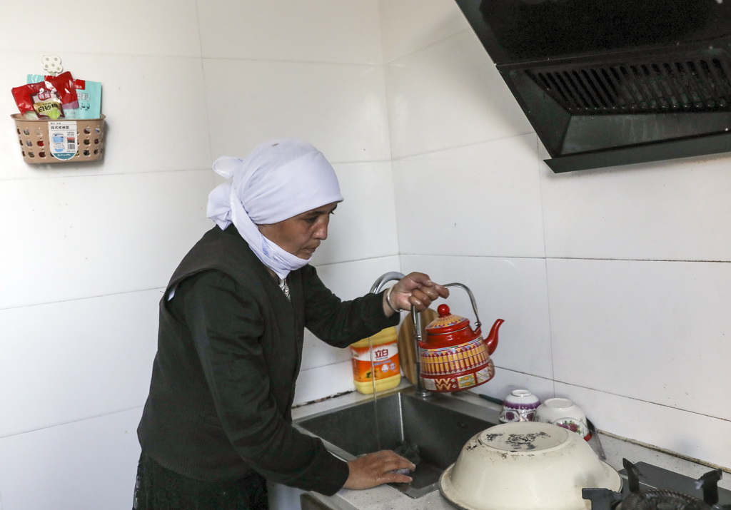 9月5日，拉齊尼的妻子阿米娜·阿力甫夏在自己家中燒茶。新華社記者 程婷婷 攝