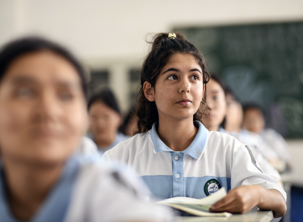 9月7日，在新疆喀什第二中學，拉齊尼的女兒都爾汗·拉齊尼在課堂上認真聽講。新華社記者 王菲 攝