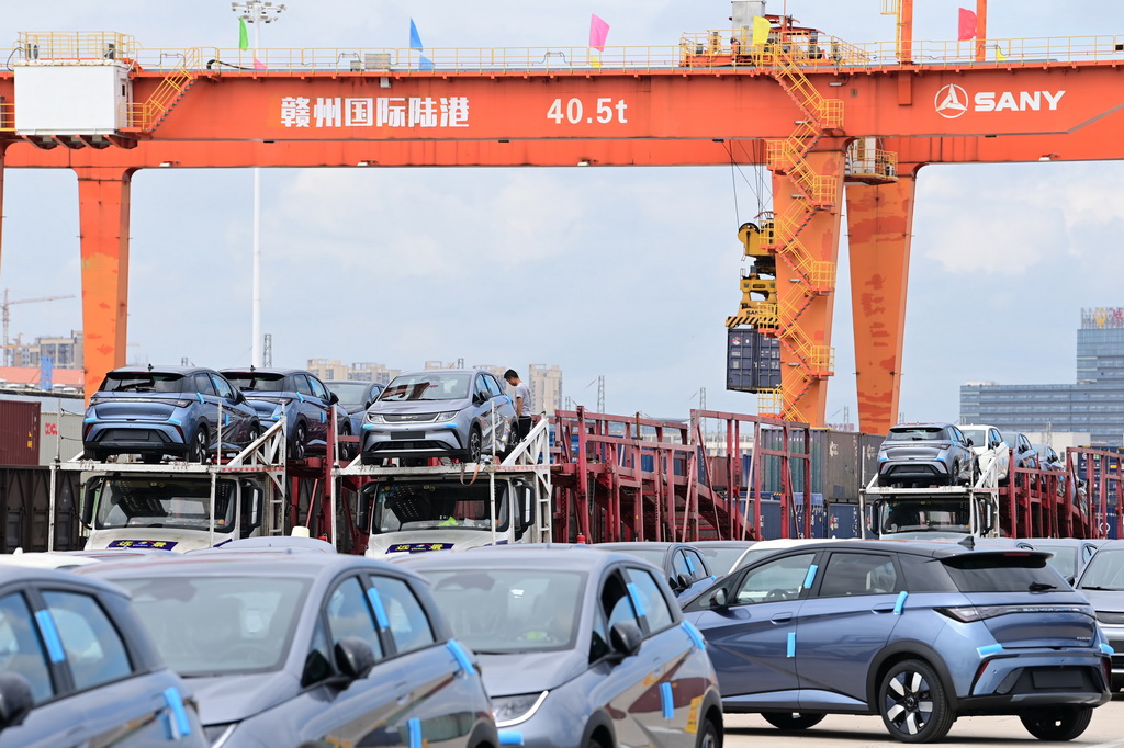 9月13日，在江西赣州国际陆港，新能源汽车排列等待装车发运。