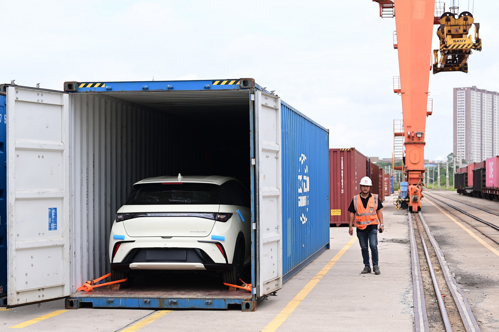 9月13日，在江西赣州国际陆港，新能源汽车已装运至集装箱内。