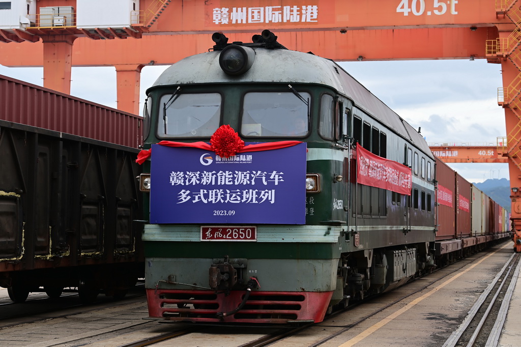 9月13日，在江西赣州国际陆港，赣深新能源汽车多式联运专列准备启程开往深圳盐田港。