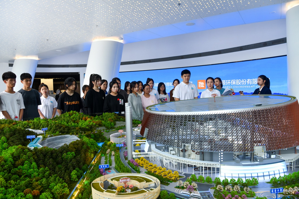 9月13日，學生們在深圳龍崗能源生態園參觀學習。