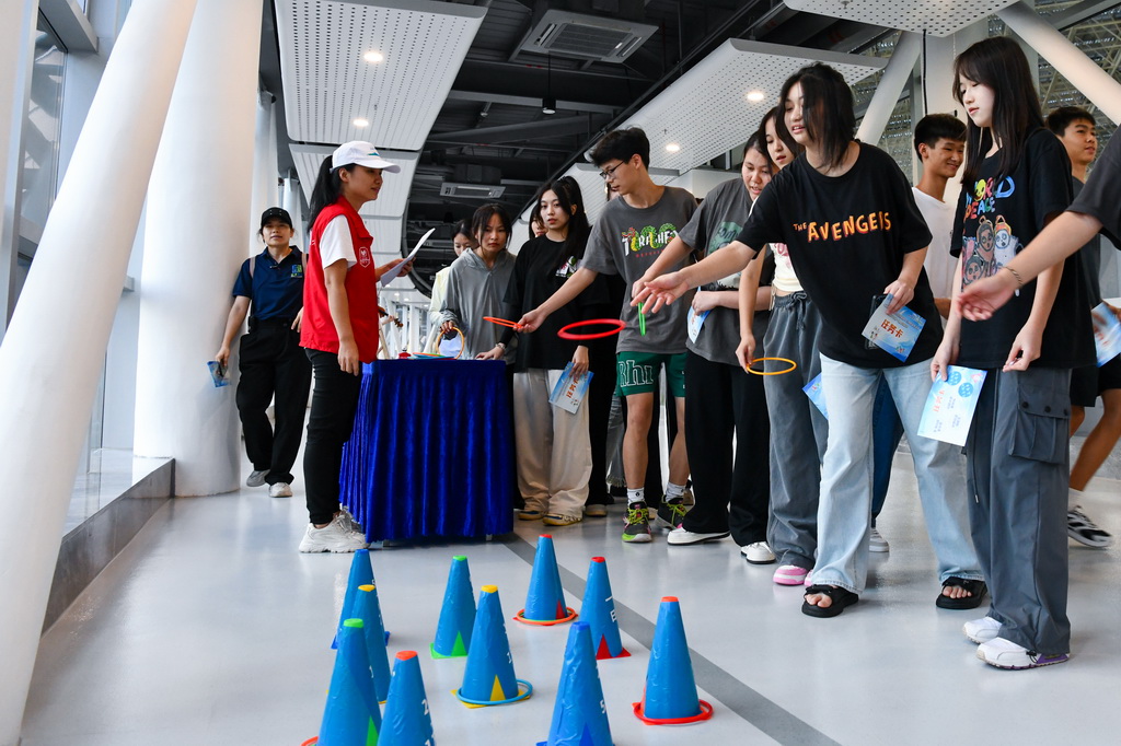 9月13日，在深圳龍崗能源生態園，學生們參與垃圾分類互動游戲。
