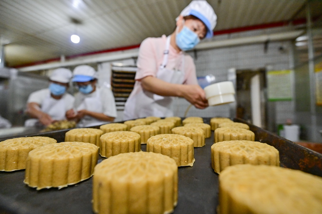 9月13日，在山東省青州市經濟開發區一家月餅生產企業，工人在制作手工月餅。新華社發（王繼林攝）