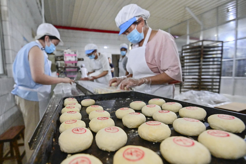 9月13日，在山東省青州市經濟開發區一家月餅生產企業，工人在碼放手工月餅。新華社發（王繼林攝）