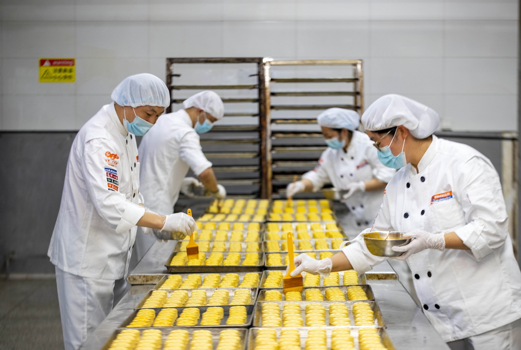 9月13日，工人在泰州市一家食品企業生產車間制作中秋月餅。新華社發（湯德宏攝）