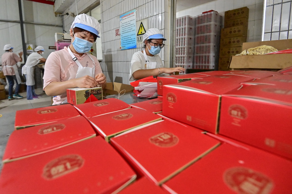 9月13日，在山東省青州市經濟開發區一家月餅生產企業，工人在包裝手工月餅。新華社發（王繼林攝）