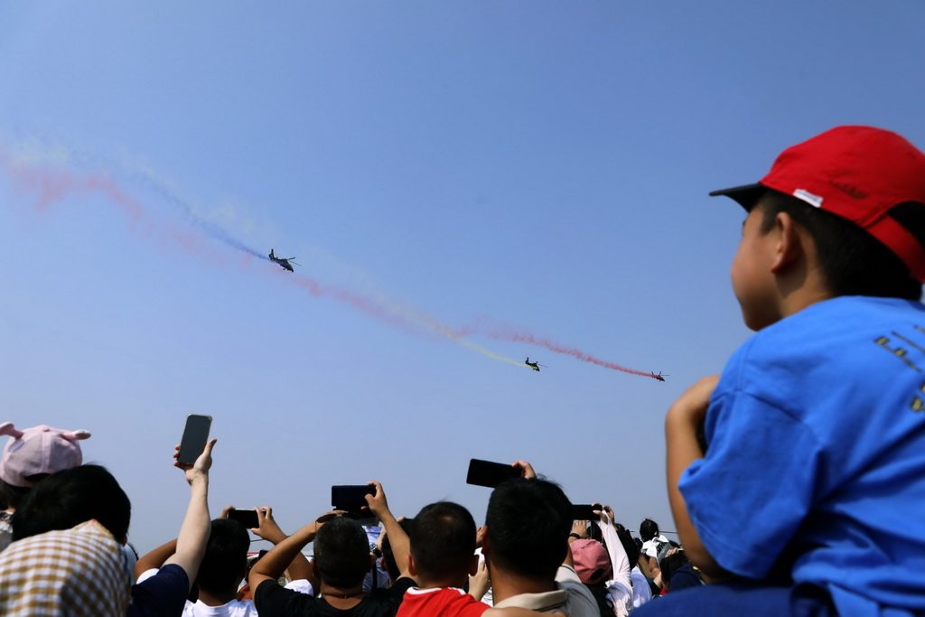 9月16日，陆军“风雷”飞行表演队直-19武装直升机进行飞行表演。 新华社记者 刘芳 摄