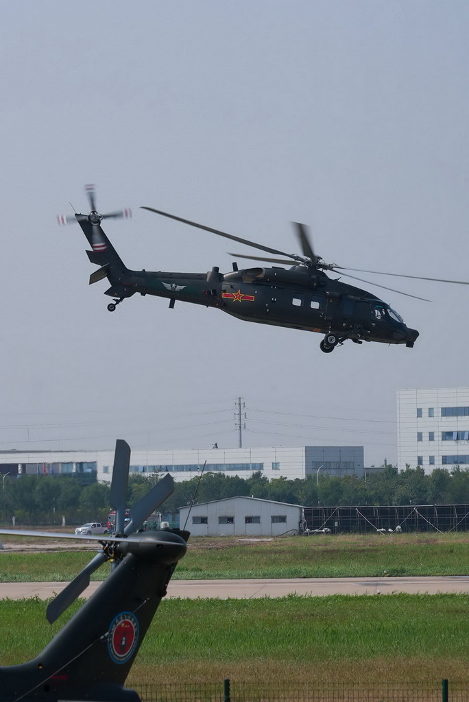9月16日，陸軍“風雷”飛行表演隊直-20戰術通用直升機進行飛行表演。 新華社發（陳凱 攝）