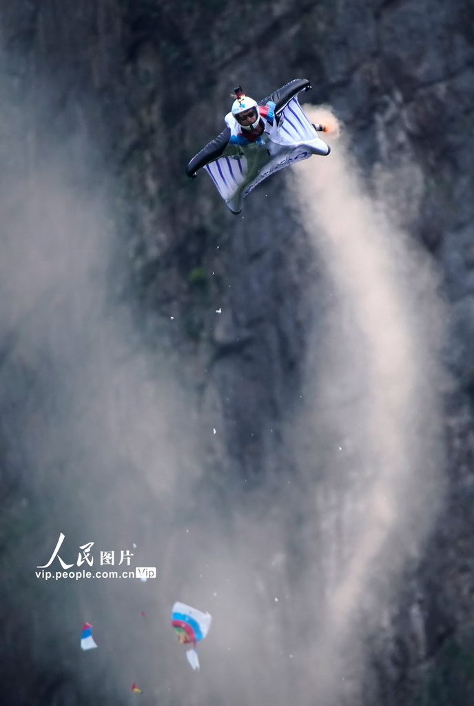 9月16日，翼裝飛行頂尖選手在湖南天門山進行穿靶比賽。
