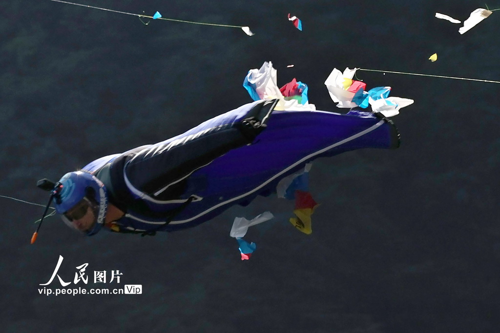9月16日，翼裝飛行頂尖選手在湖南天門山進行穿靶比賽。