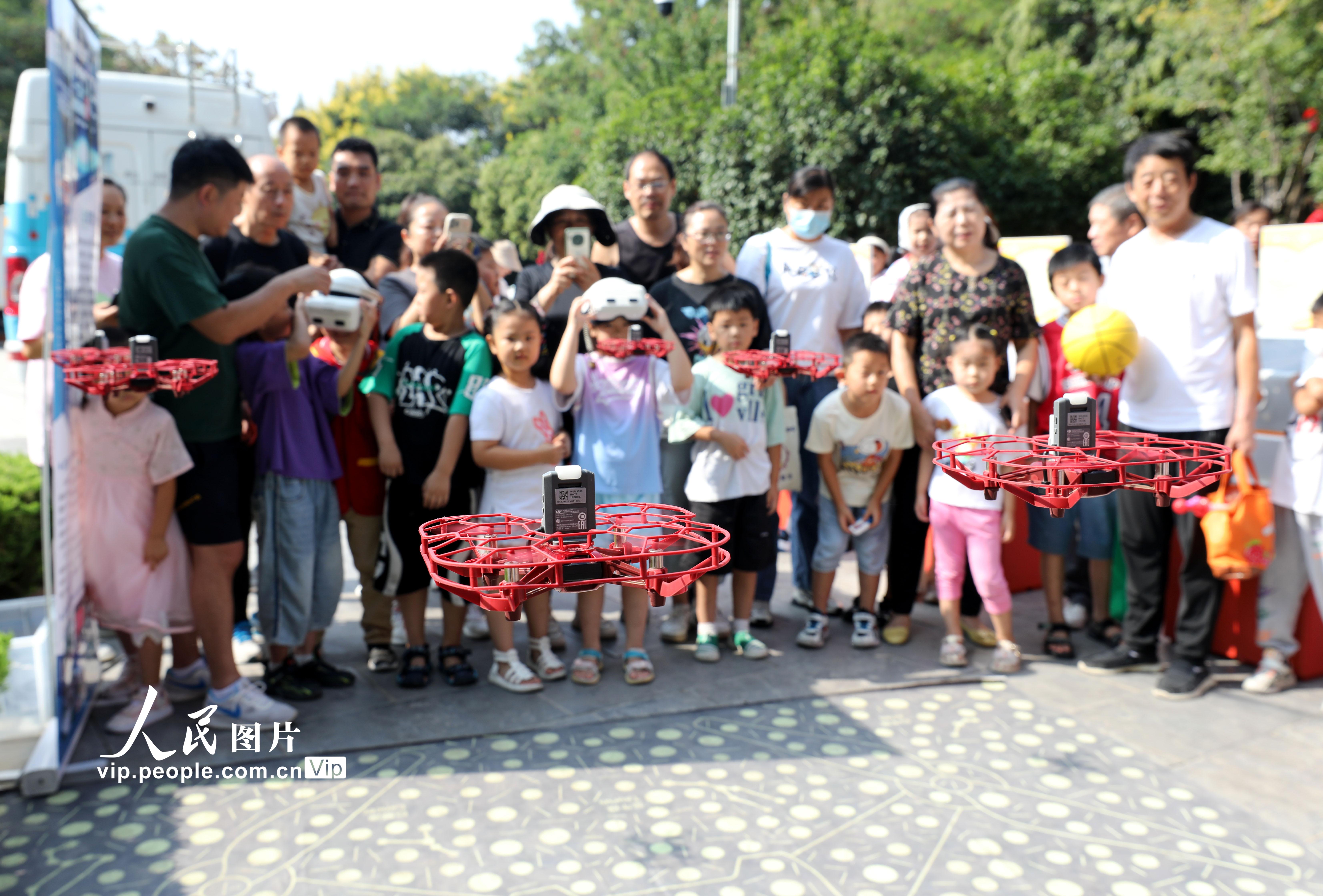 2023年9月17日，安徽省淮北市，市民在全国科普日宣传活动现场观看无人机展示。