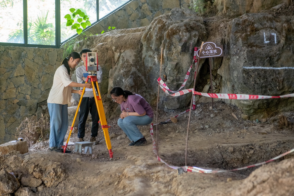 9月14日，考古發掘隊隊員在龍骨坡遺址工作。