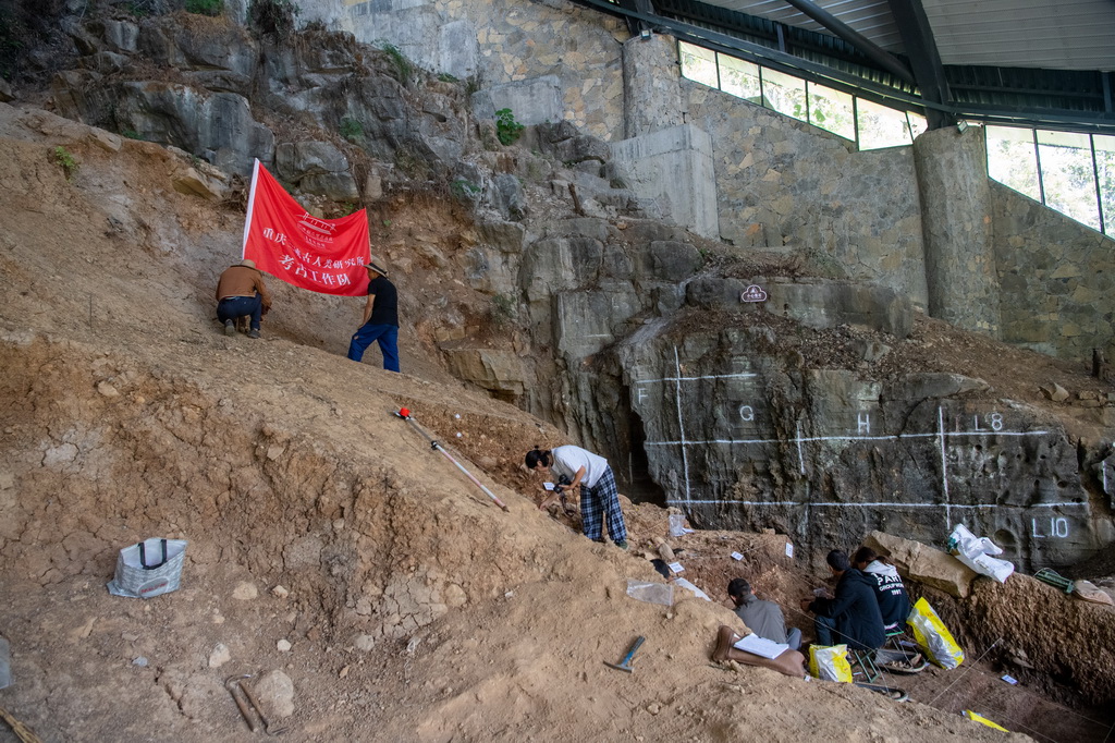 9月14日，考古發掘隊隊員在龍骨坡遺址工作。
