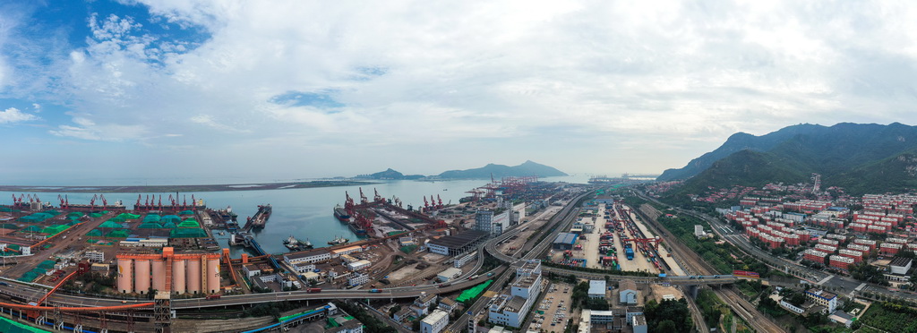 这是9月16日拍摄的连云港港主体港区东部全景（无人机拍摄）。新华社记者 殷刚 摄