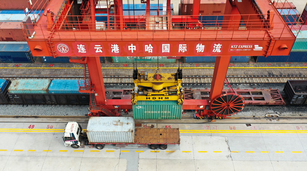 9月16日，在位于江苏连云港的中哈连云港物流合作基地，龙门吊在进行卸车作业（无人机照片）。新华社记者 柳文惠 摄
