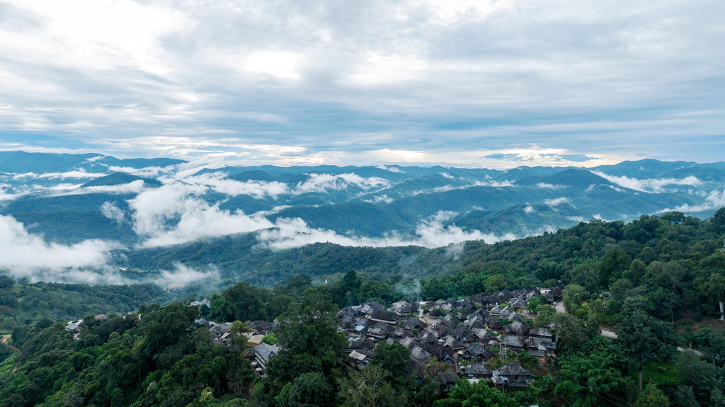 被山林与茶园环绕的景迈山翁基古寨一景（无人机照片，9月17日摄）。新华社记者 胡超 摄