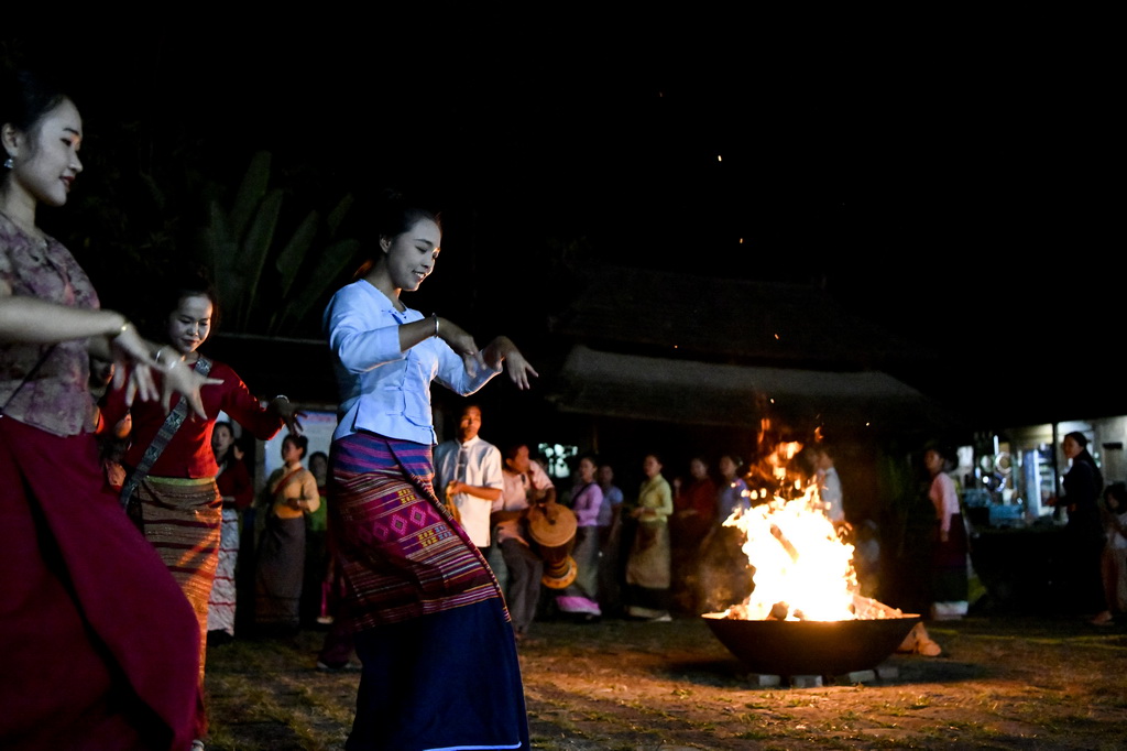 9月17日，在景邁山景邁村，人們圍著篝火跳舞慶祝。新華社記者 唐如峰 攝