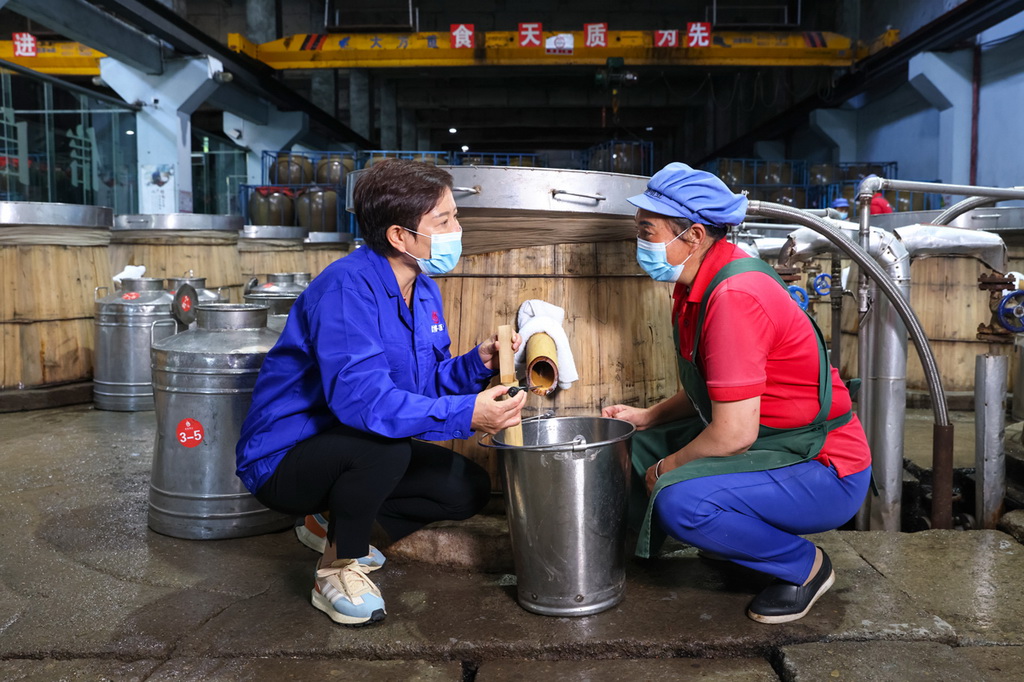 余留芬與酒廠員工交流。鄭璐攝