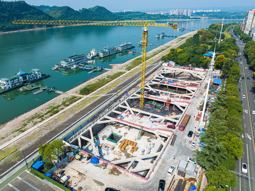 9月17日，三峡集团旗下长江环保集团建设者在宜昌市“一江两岸”污水厂网新建、改扩建项目大公桥调蓄池施工现场加紧建设（无人机照片）。