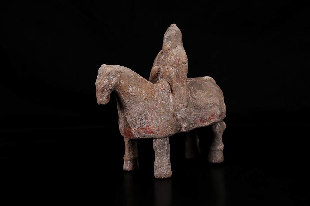 这是北周宇文觉墓出土的甲骑具装俑（资料照片）。新华社发（陕西省考古研究院供图）
