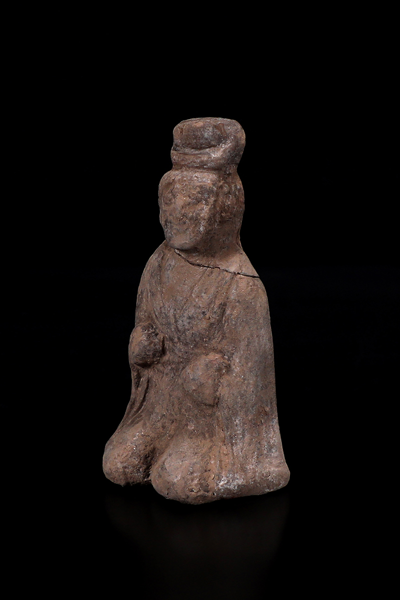 这是北周宇文觉墓出土的跪坐女俑（资料照片）。新华社发（陕西省考古研究院供图）