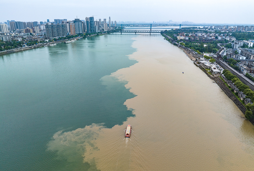 9月20日，受降雨影響，漢江湖北襄陽城區段呈現出“涇渭分明”的景觀（無人機照片）。新華社發（楊東攝）