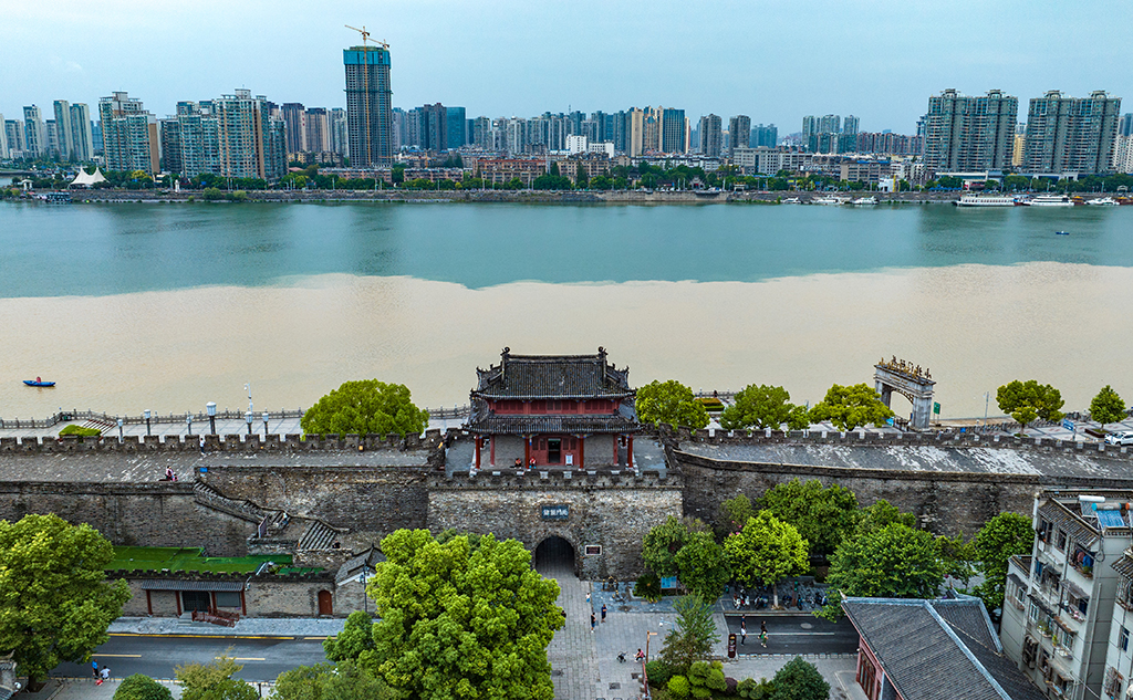 9月20日，受降雨影響，漢江湖北襄陽城區段呈現出“涇渭分明”的景觀（無人機照片）。新華社發（楊東攝）