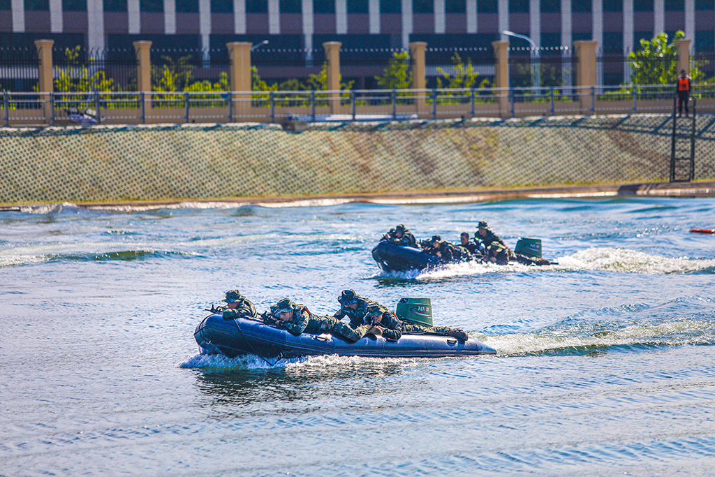 在实战化演练中，武警第二机动总队某支队五中队官兵驾乘橡皮艇追击（2023年7月11日摄）。新华社发（周小波 摄）