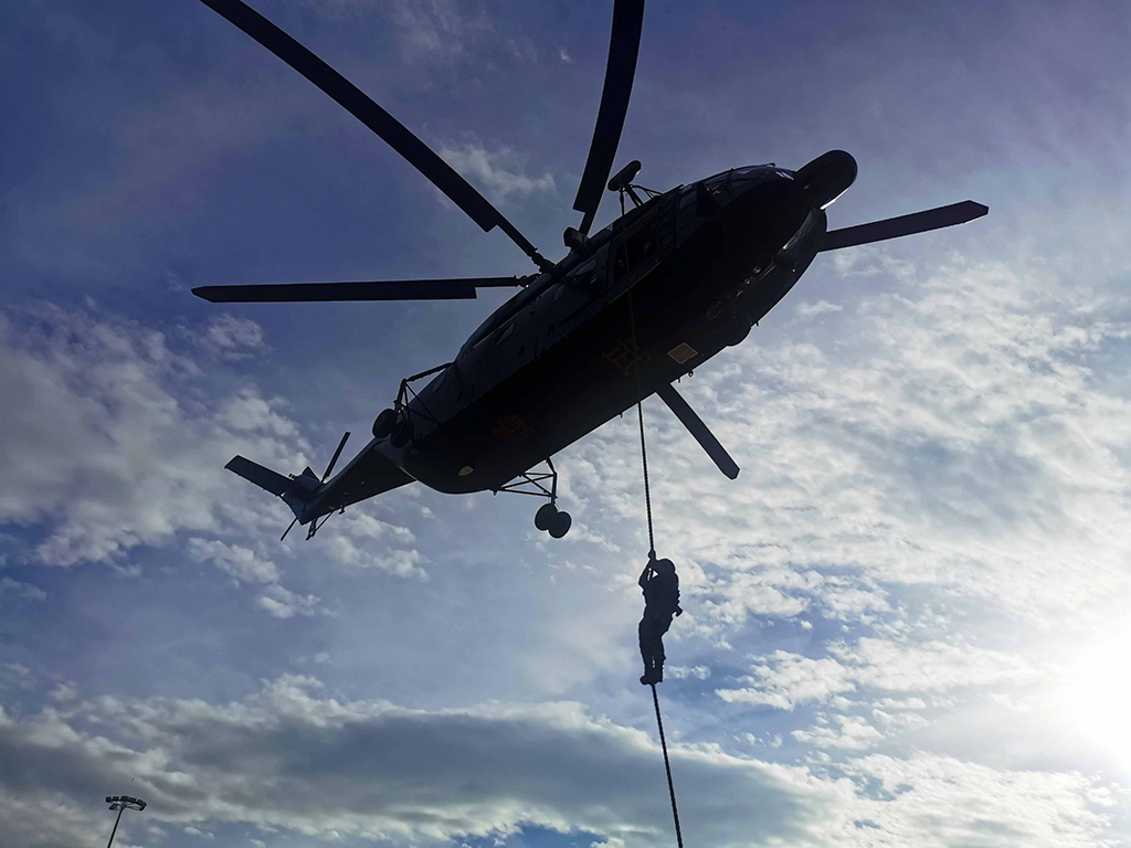 在实战化演练中，武警第二机动总队某支队五中队官兵从直升机上快速索降（2022年7月6日摄）。新华社发（杨延国 摄）
