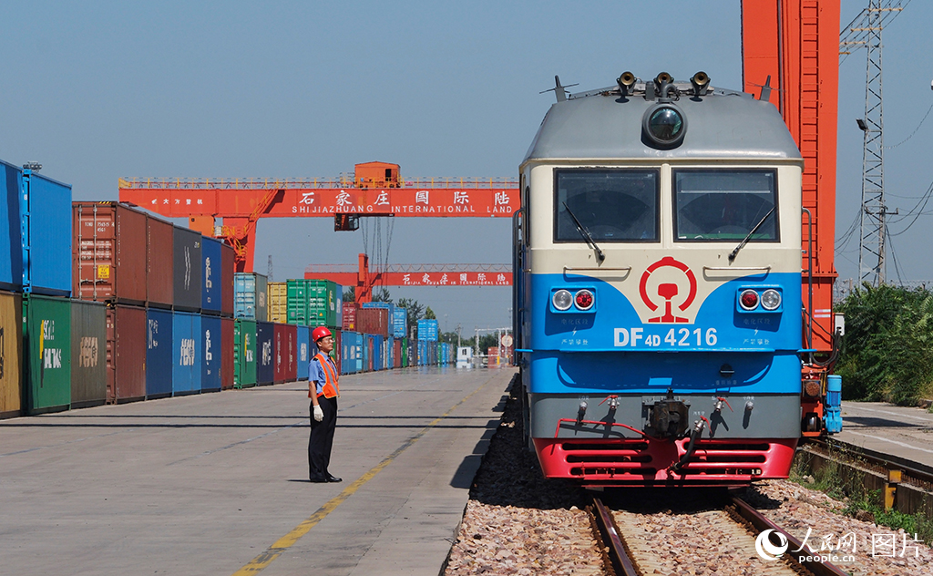 9月21日，石家庄货运中心国际陆港货物列车准备发车。