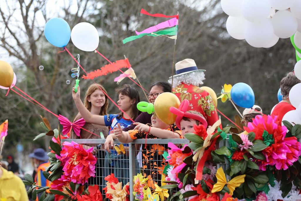 這是9月23日在新西蘭黑斯廷斯拍攝的“迎春花車巡游日”活動現場。